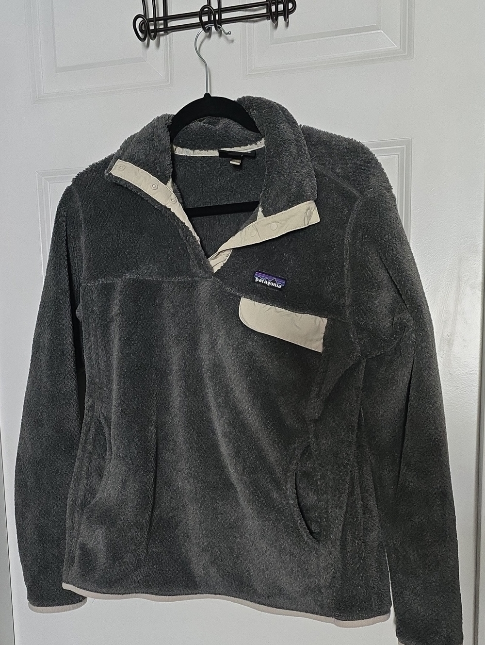 Patagonia Women's Charcoal Gray Fleece Snap Pullover with Cream Trim